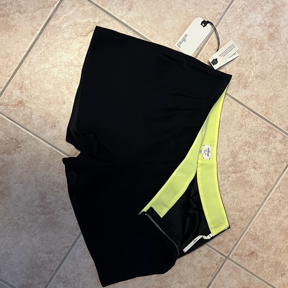 Wilfred size 4 100% silk black shorts. - Picture 3 of 5